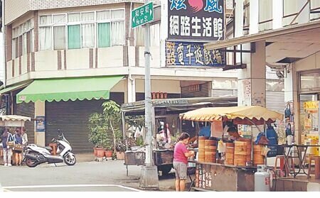 甲仙庄內和安街及林森路口有條約200公尺的各種中西式早餐街,甲仙形象商圈理事長陳敬忠希望通往南橫的遊客,路經甲仙能夠彎進庄內購買早餐,補足元氣再出發,也幫助甲仙從早餐店開始振興經濟。(林雅惠攝)