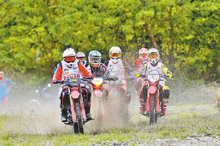 台東縣鹿野鄉新增越野機車練習場，該車友們可以恣意馳騁、飛躍，享受極限運動快感。（莊哲權攝）