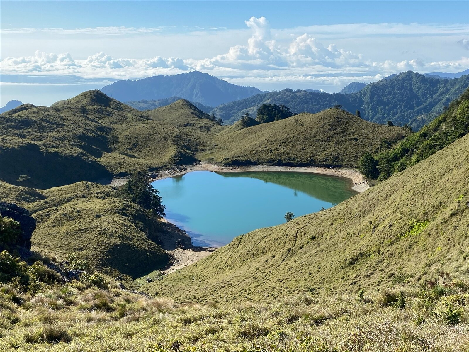 位在花蓮、南投交界的七彩湖是海拔最高的高山湖泊之一,吸引山友探訪。記者江良誠/攝影