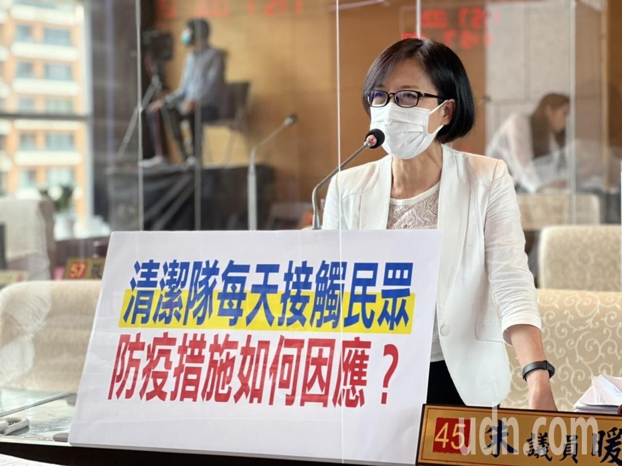 台中市議員朱暖英強烈建議，生熟廚餘分應再加強宣導，否則不應貿開罰，製造紛爭。記者陳秋雲／攝影 