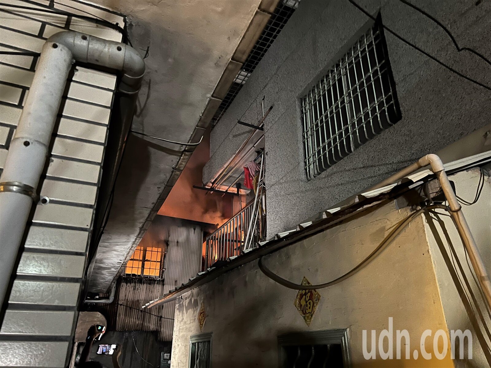 火光從起火民宅竄出。記者張議晨/攝影 