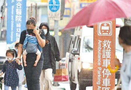 指揮中心表示，兒童輝瑞/BNT疫苗要延遲到15日從德國起飛，最快16日清晨才會抵台。圖為台北聯醫婦幼院區11日不少家長帶著小朋友前往兒童防疫門診看診。（陳俊吉攝）