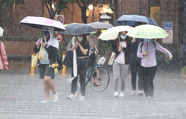 今年首波梅雨鋒面將至，中央氣象局預估，滯留鋒周六、日影響最大。 圖／聯合報系資料照片