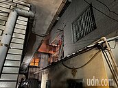 高雄「三鳳中街」民宅竄火　消防動員多分隊灌救中