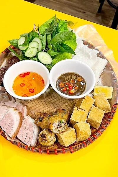 「越南你好」的招牌米線拼盤,有豬腳肉、血腸、炸豆腐等豐富配菜。圖/摘自米其林官網