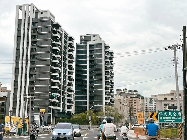 高雄仁武近年人口激增,衍生住宅需求、警力不足狀況。圖為仁武霞海重劃區一帶。記者林巧璉/攝影