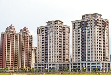 銀行業者表示,央行若限縮30年房貸,打擊到是青年、年輕購屋族群。圖為桃園青埔特區新建的建案。 (本報資料照片)