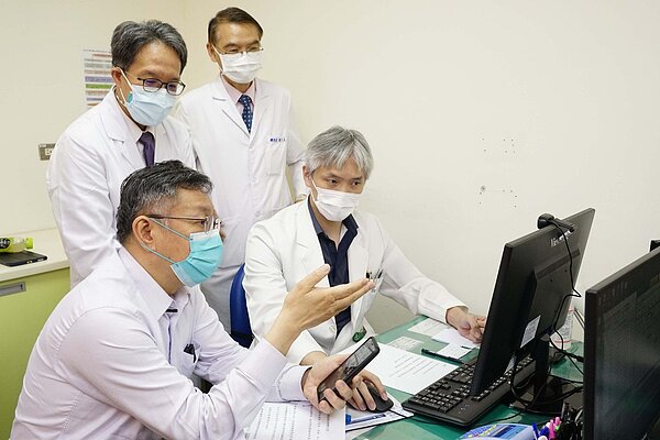 快篩陽性即確診措施昨上路,醫師提及首要困難就是身分難舉證。圖為聯合醫院忠孝院區醫師視訊問診。圖/台北市政府提供