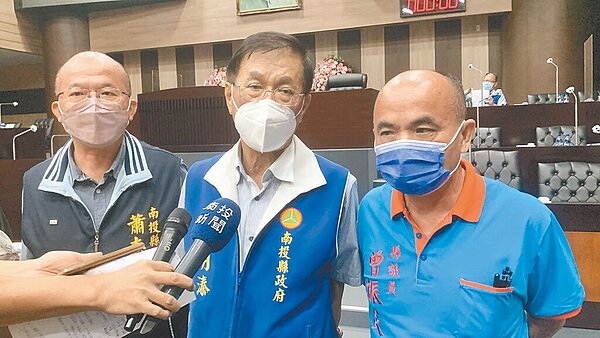 南投縣長林明溱(中)12日表示,弱勢族群快篩試劑由衛生所免費提供。(廖志晃攝)