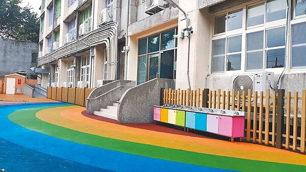 板橋國中內的新月非營利幼兒園目前收托182名幼童，未來將擴建再增設11班，增加收托約300名幼生，擴大為收托18班的旗艦型幼兒園。（新北市教育局提供／陳慰慈新北傳真）