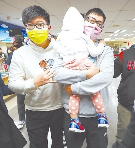 圖為今年1月13日，三民間同志團體陪同已結婚的同志夫妻圍爸（左）喵爸（右），帶著他們的孩子肉肉（中），來到戶政事務所進行戶政登記。（本報資料照片）