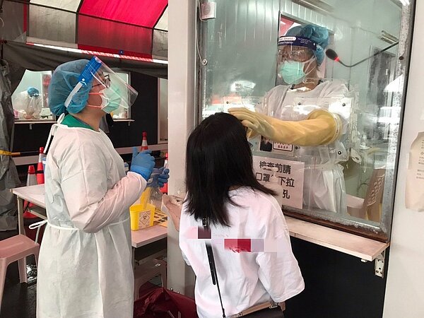 新北首次在板橋江翠篩檢站開設防疫急門診,民眾從看診、PCR、領藥一次完成。圖/新北衛生局提供