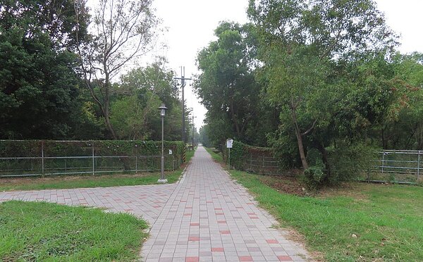 原台南小巨蛋預定地轉型為國家科學未來館基地,市府先鋪設2條人行步道供民眾休閒利用。圖/台南市府提供