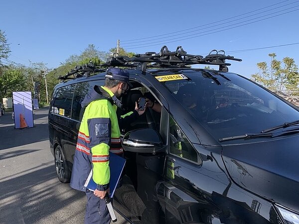 梅雨來襲,合歡山杜鵑花季明後天取消高乘載管制。圖/公路總局提供