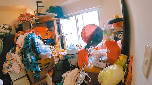 永和秀朗青年社宅某位承租人危害社區消防安全、環境清潔,且屢勸不聽,新北住都中心已強制退租,要求對方搬遷。(新北住都中心提供/陳慰慈新北傳真)