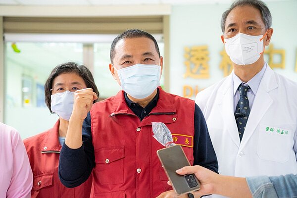 新北市長侯友宜表示，快篩陽就給藥，這是對有需要用藥的才會給，評估後快速的給藥，這是對的方向。圖／新北市新聞局提供
