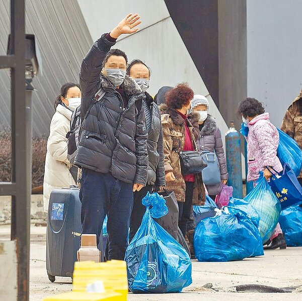 大陸團隊發表最新研究,追蹤1119位新冠患者出院後的健康變化,即使在感染2年後,有55%康復者出現疲勞、睡眠困難與心悸等後遺症。圖為2020年3月,武漢一間方艙醫院新冠治癒患者出院後揮手致意。(新華社)