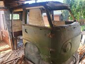 老別墅中藏身一台「經典款廂型車」　他住了20年拆房子才發現