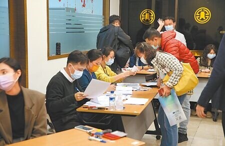 金管會澄清,防疫保單是業者自主研發,國際間也有類似商品。圖為2020年台灣產物總部門口出現爆炸性的投保人潮。(本報資料照片)