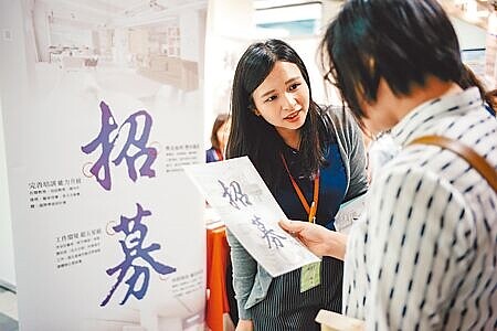資訊工程類的大學生畢業工作3年,平均薪資為3萬8988元,若碩士畢業工作3年,薪資一舉跳躍到8萬7650元,大學、碩士的差距倍數達2.25倍,是身價潛力最好的科系。圖為校園生技就業博覽會吸引新鮮人投遞履歷。(本報資料照片)