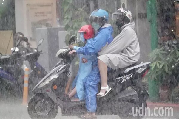 中央氣象局發布大雨特報，滯留鋒面影響，易有短延時強降雨，今天澎湖、新竹以南至高雄、南投、花蓮地區及基隆北海岸有局部大雨發生的機率，注意雷擊及強陣風。圖／聯合報資料照片