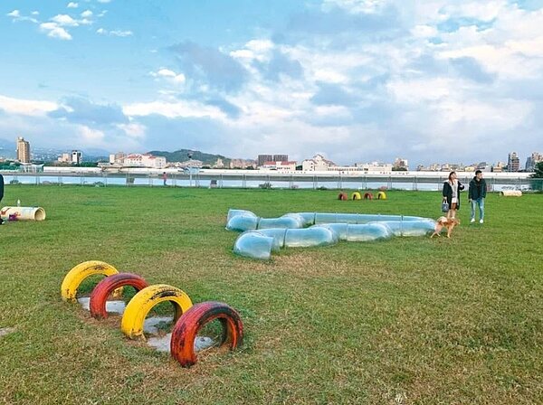 基隆市議員張秉鈞參觀新北市三重寵物公園,建議基隆可參考規畫。圖/張秉鈞提供