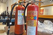 男稱巡視滅火器　竟留舊瓶爛皮管