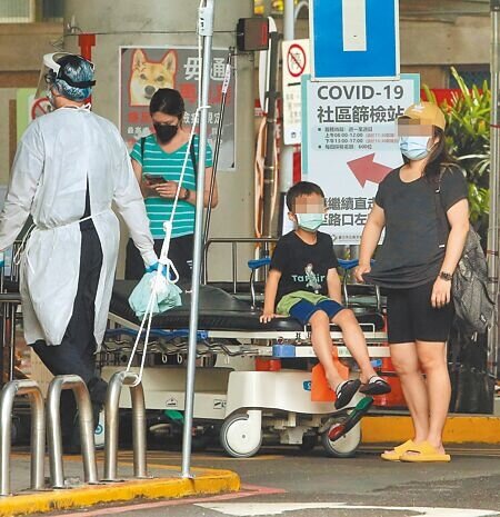 柯文哲宣布北市聯醫和平院區(和平醫院)將全院轉成防疫醫院,只收確診者。圖為北市萬芳醫院13日急診室外有家長帶著小朋友等待看診。(趙雙傑攝)