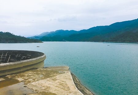 拜越域引水所賜，台南南化水庫13日水位是9年來同期最高，達170.83公尺。（劉秀芬攝）