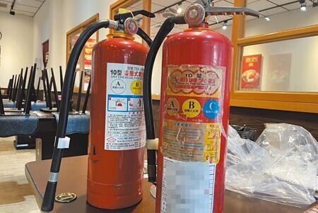 高雄市火鍋店業者控有男子突跑進店裡說要巡視更換滅火器,但檢查發現滅火器有損壞狀況,上頭標示檢測日期也有問題,事後卻聯繫不上該名男子。(洪靖宜攝)