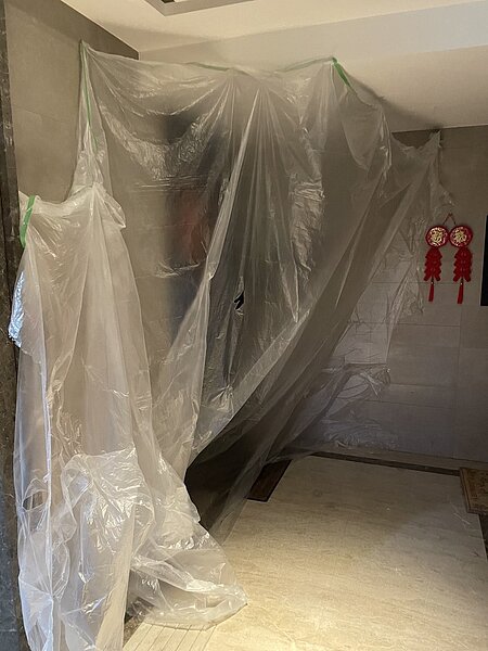 台中南屯1處社區住戶確診,管委會竟用塑膠布封著對方家大門。圖/魏小姐提供