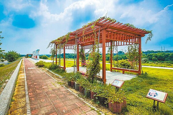 台中市筏子溪河岸步道延伸至烏日高鐵站工程預計9月動工,未來民眾將可步行或騎腳踏車,從高鐵站直達文字地標。圖/水利局提供