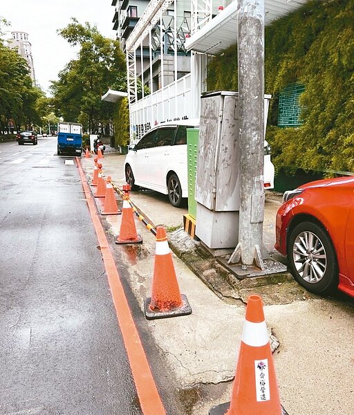 台中市議員陳淑華指出,建商工地圍籬外推,加上違規停車,人行道根本寸步難行,行人被迫走到馬路與車爭道。圖/台中市議員陳淑華提供