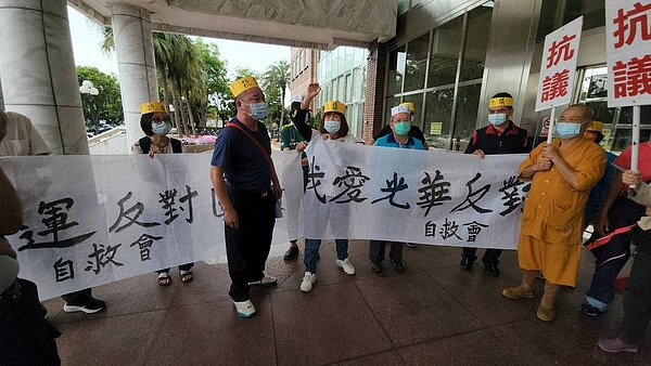 花蓮縣部分吉安鄉民今天到議會拉白布條,抗議縣府核准新建兩座事業廢棄物轉運站。圖/民眾提供