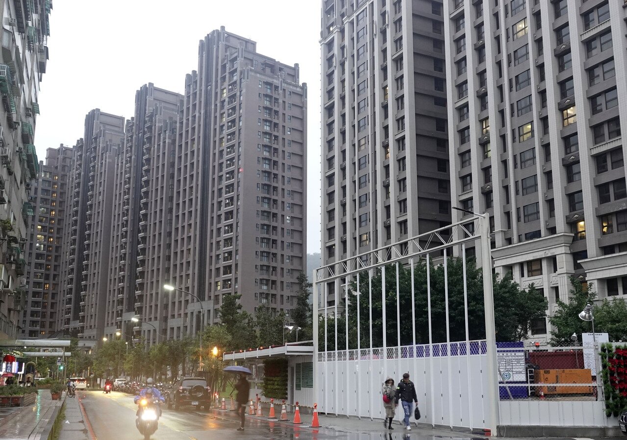 房仲業者認為，若30年期以上的房貸被限縮，不僅購買力將大幅下滑，也將加劇購屋市場M型化，貧富差距再擴大。記者鄭超文／攝影 