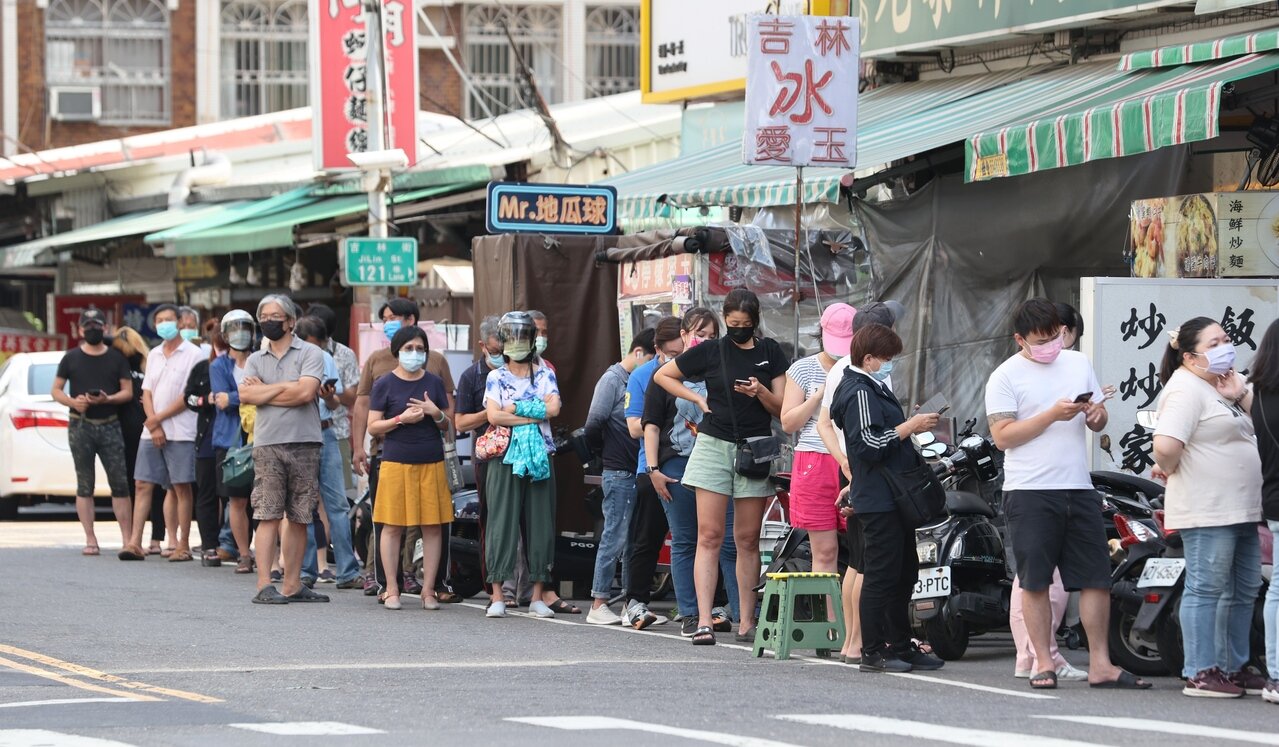 指揮中心指揮官陳時中表示,近期排隊快篩實名制狀況相對減緩,今天中午全台完售藥局家數795家,售出16萬2172人份。圖為民眾在藥局前排隊,等待購買實名制快篩。報系資料照/記者劉學聖攝影