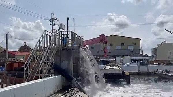 嚴加防範梅雨鋒面影響 ,台南市開設三級應變中心,各地抽水機備戰,上午有17座抽水站起抽,抽水量約為16.6萬噸。圖/水利局提供