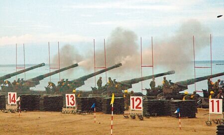 三軍聯訓基地傳出大規模染疫,14日已有27名官兵透過防疫巴士送回新竹原單位隔離照顧。(本報資料照片)