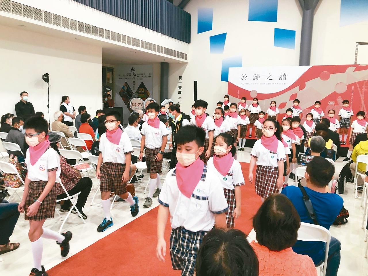 台南歸仁文化中心熱鬧重新開幕，在地4所國小學童大合唱。記者周宗禎／攝影 