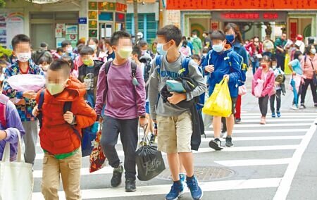 立法院法制局指出,兒童及青少年比成年人更易染疫,目前疫情正處指數上升階段,建議高中以下學校宜評估直接停課至5月底或學期末。圖為北市某國小中午宣布停課,學童離校返家自習。(本報資料照片)