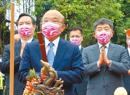 行政院長蘇貞昌昨指出,快篩實名制買氣趨緩,排隊人潮減少,供需已穩定。圖為蘇貞昌(前)和衛福部長陳時中(後右)14日出席食藥署「國家級實驗大樓暨行政及訓練大樓興建工程動土典禮」,一同參拜祈求工程順利。 (趙雙傑攝)