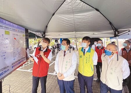 
梅雨鋒面來襲，台南市政府啟動三級開設後，市長黃偉哲（左二）冒雨前往水情中心視察。（洪榮志攝）
