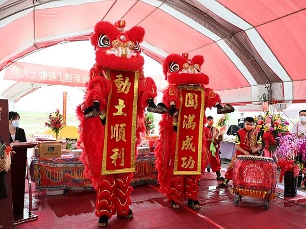 嘉縣府自主開發的馬稠後產業園區，後期園區正進行公共工程，同步辦理土地預售，縣長翁章梁上午參加第一家進駐後期園區，寶豐電機公司新建廠房開工典禮。圖／嘉縣府提供