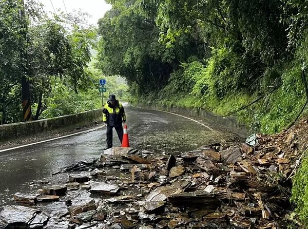 台7甲線59公里處環山昨早也發生土石坍方情形。圖/公路總局提供