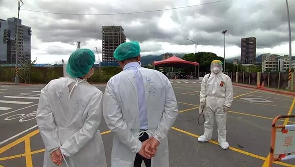 台北市副市長黃珊珊與市長柯文哲視察防疫急門診。圖/取自黃珊珊臉書