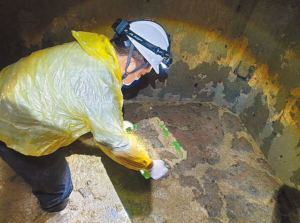 北市議員潘懷宗發現，去年衛工處花費4150萬元辦理汙水管清疏維護，主要原因是油脂堵塞，圖為工作人員進入人孔清理油脂。北市衛工處提供／游念育台北傳真