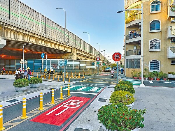 為保障鐵道一街綠園道人車通行安全,高市府交通局試辦紅底彩鋪「停」標字與畫設綠底行穿線、停車再開等標誌。圖/高雄市交通局提供