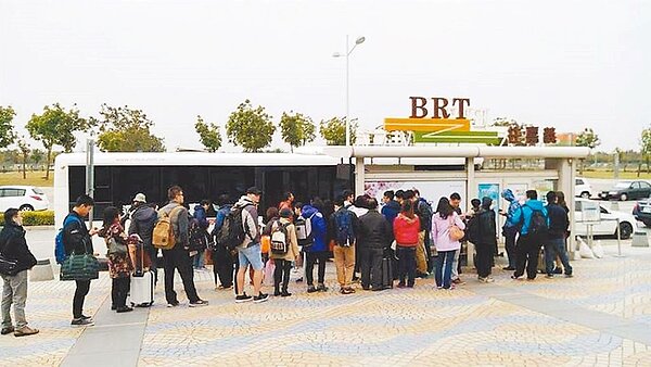 旅客在嘉義高鐵站搭乘BRT公車情形。圖／嘉義客運提供