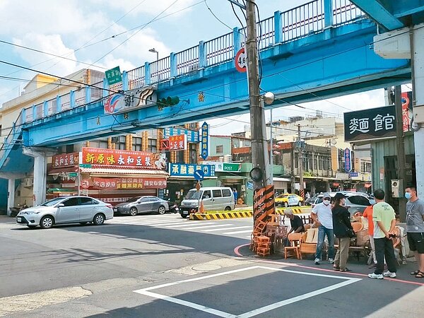 桃園龍潭區中興路的武漢陸橋歷史約40多年,預計17日完成拆除。圖/市議員徐玉樹提供