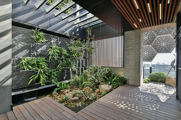 今夏將面臨用電挑戰,台中近年積極朝無媒城市發展,除了政府訂定各項補助及獎勵措施,建商也陸續加入節能、永續的設計。圖/業者提供